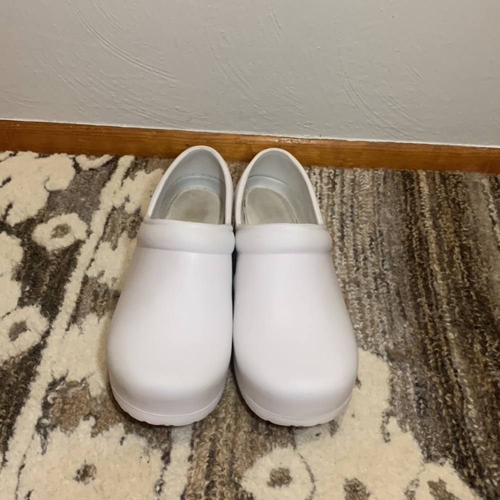Women’s Slip-Resistant Nurse Clogs - Picture 4 of 8